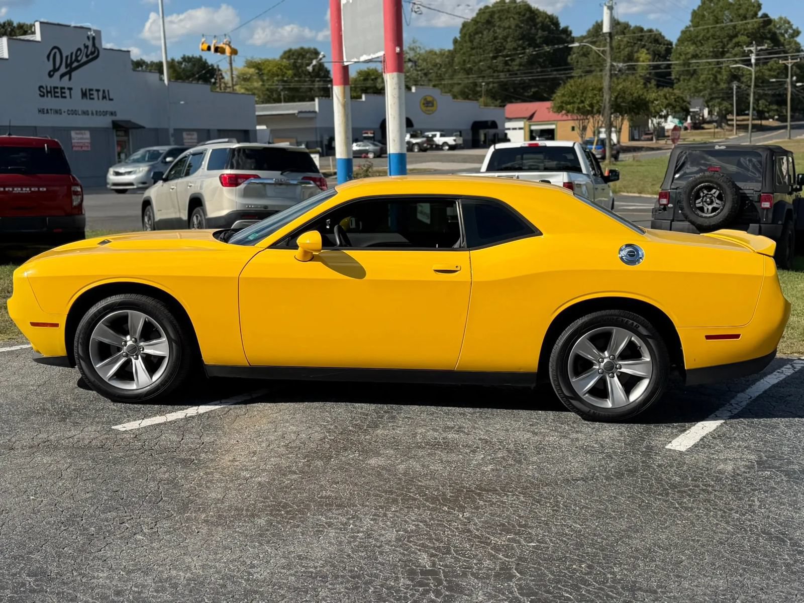Used 2018 Dodge Challenger SXT w/ Driver Convenience Group RWD image 8
