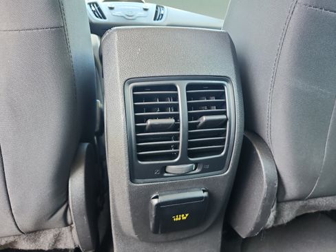 Used 2018 Ford C-MAX SE FWD image 18
