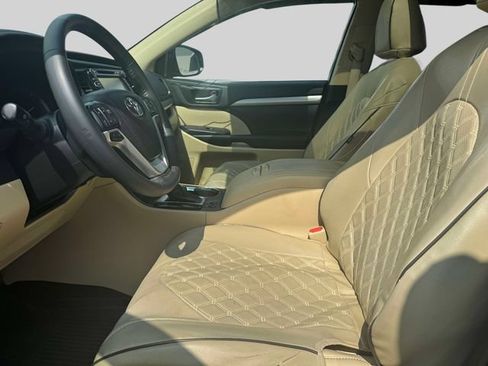 Used 2019 Toyota Highlander XLE AWD/4WD image 20