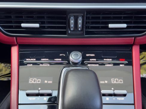 Used 2020 Porsche Cayenne Turbo image 32