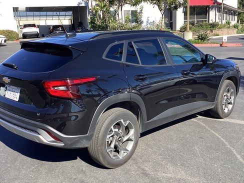 Used 2025 Chevrolet Trax LT w/ LT Convenience Package image 2