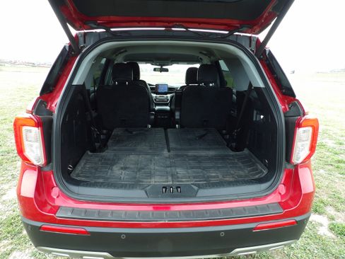 Used 2021 Ford Explorer XLT w/ Equipment Group 202A AWD/4WD image 9