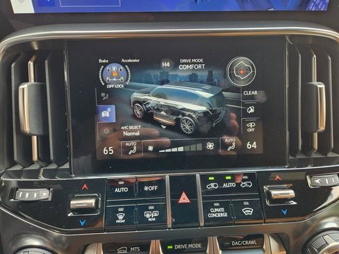 Used 2025 Lexus LX 600 4WD w/ Accessory Package (2T) image 18