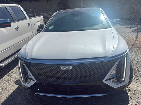 Used 2024 Cadillac Lyriq Luxury AWD/4WD image 2