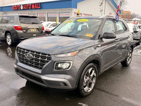 Used 2023 Hyundai Venue Limited image 4