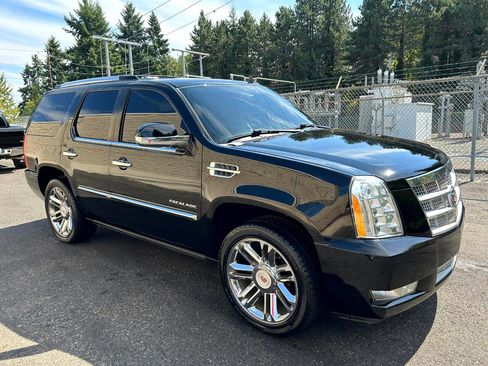 Used 2013 Cadillac Escalade Platinum image 3