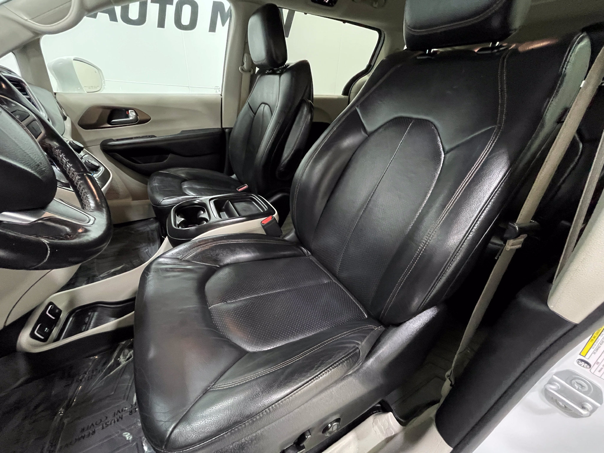 Used 2019 Chrysler Pacifica Touring-L FWD image 12
