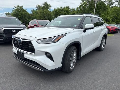 Used 2023 Toyota Highlander Platinum AWD/4WD image 2
