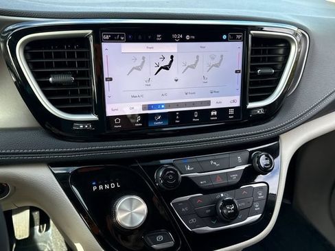 Used 2024 Chrysler Pacifica Limited FWD image 27