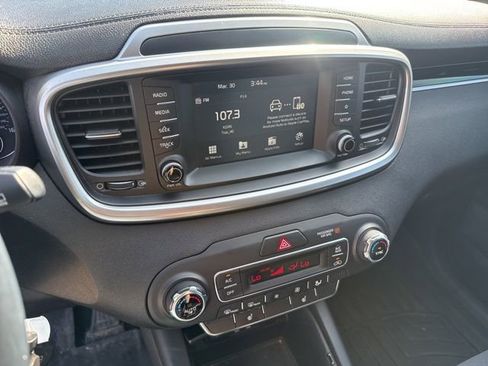 Used 2019 Kia Sorento S image 14