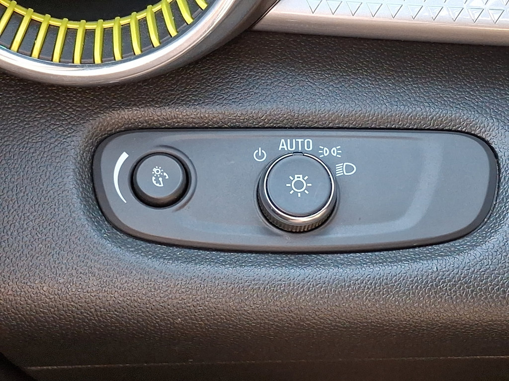 Used 2025 Chevrolet Trax LT FWD image 31