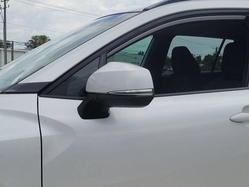 Used 2024 Toyota Corolla Cross LE FWD image 5
