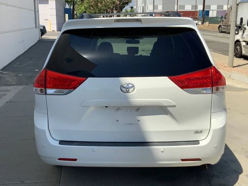 Used 2012 Toyota Sienna XLE w/ XLE Navigation Pkg FWD image 6
