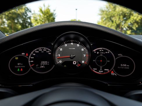 Used 2021 Porsche Panamera image 34
