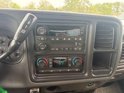 Used 2005 Chevrolet Silverado 2500 LS w/ Heavy-Duty Power Package AWD/4WD image 15