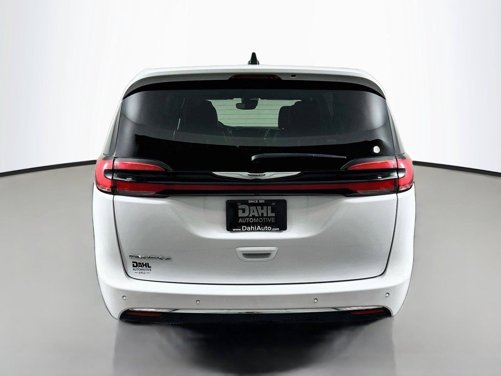 Used 2025 Chrysler Pacifica Select FWD image 12
