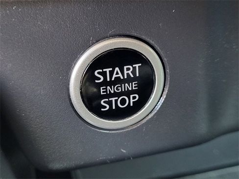 Used 2023 Nissan Rogue S image 19