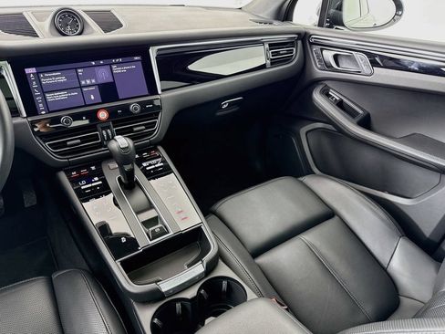 Certified 2025 Porsche Macan AWD/4WD image 26