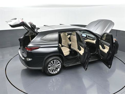 Certified 2024 Toyota Highlander Platinum FWD image 52