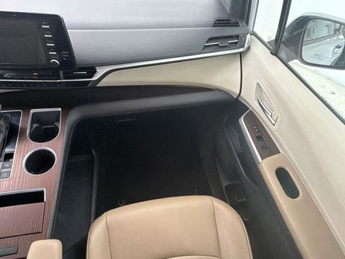Used 2021 Toyota Sienna XLE FWD image 28