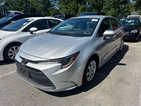 Used 2025 Toyota Corolla LE FWD image 4