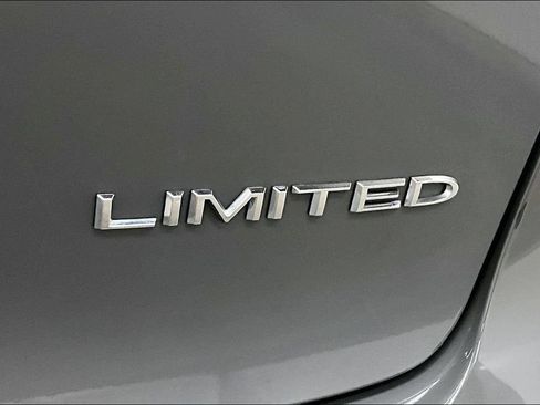 Used 2023 Chrysler Pacifica Limited FWD image 24