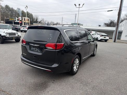 Used 2018 Chrysler Pacifica Touring-L Plus w/ Advanced Safetytec Group image 6