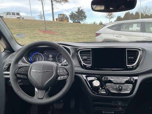 New 2026 Chrysler Pacifica Select image 14