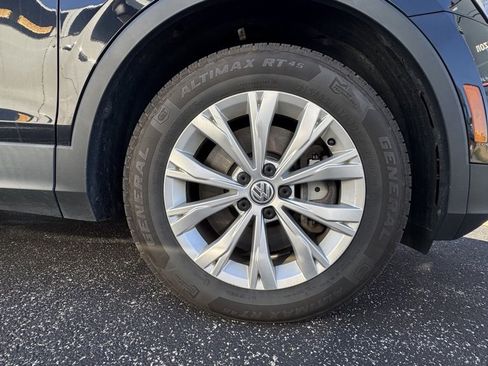 Used 2018 Volkswagen Tiguan SE image 37
