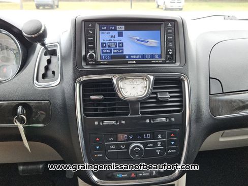 Used 2012 Chrysler Town & Country Touring w/ Entertainment Group #1 FWD image 8
