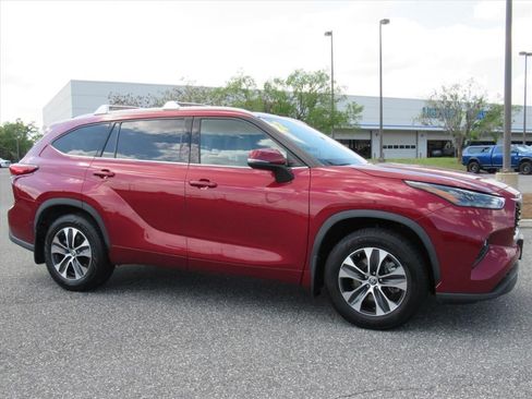 Used 2022 Toyota Highlander XLE AWD/4WD image 2