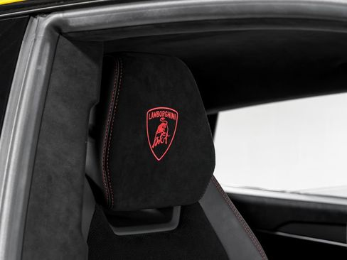 Used 2023 Lamborghini Urus Performante AWD/4WD image 42