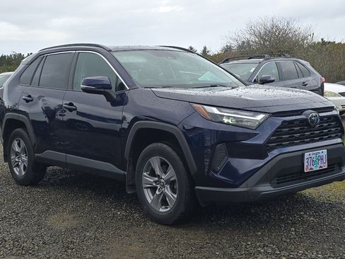 Used 2022 Toyota RAV4 XLE w/ Convenience Package image 2