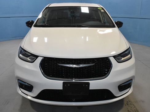 Used 2024 Chrysler Pacifica Touring-L image 25