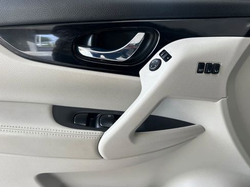 Used 2022 Nissan Rogue Sport SV w/ Technology Package image 12