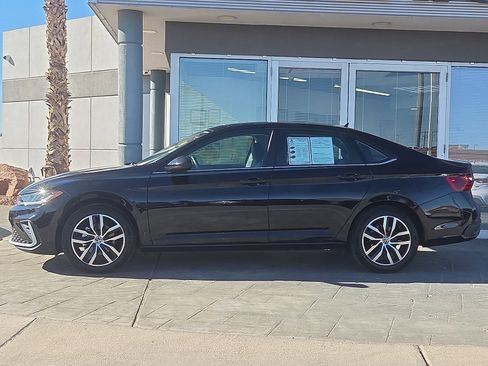 Used 2025 Volkswagen Jetta SE image 3