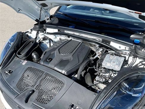 Certified 2025 Porsche Macan image 24