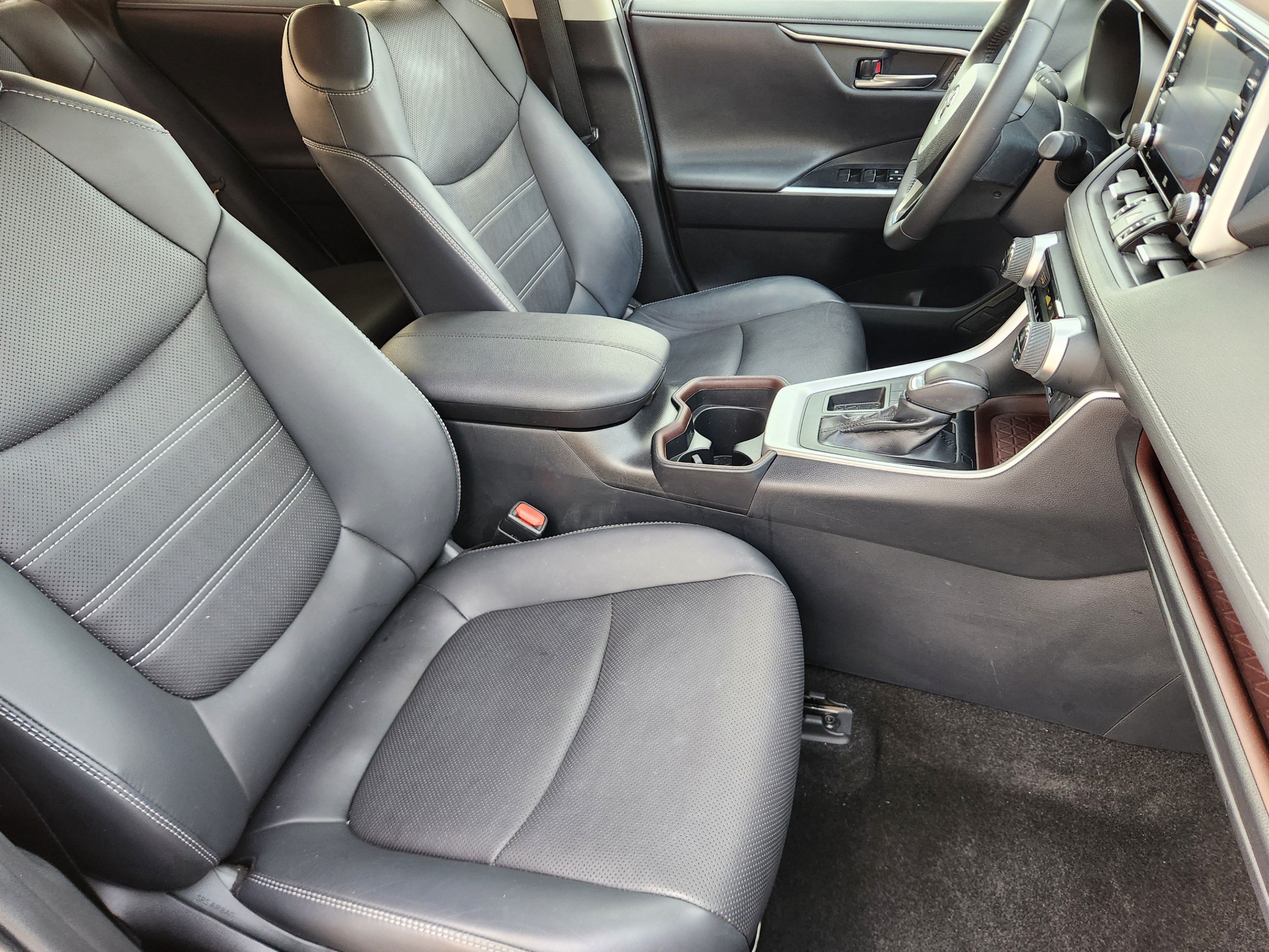 Used 2019 Toyota RAV4 Limited w/ Cold Weather Package FWD image 6