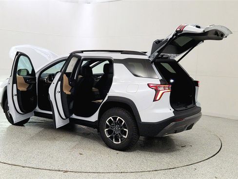 New 2026 Chevrolet Equinox ACTIV w/ Convenience Package III FWD image 11