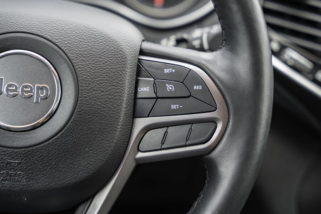 Used 2019 Jeep Cherokee Limited AWD/4WD image 30