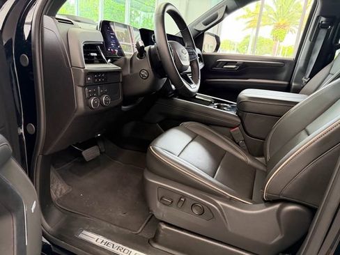 Used 2025 Chevrolet Suburban Premier AWD/4WD image 7