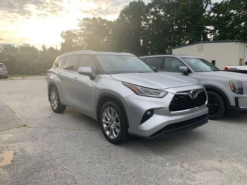 Used 2021 Toyota Highlander Limited AWD/4WD image 2