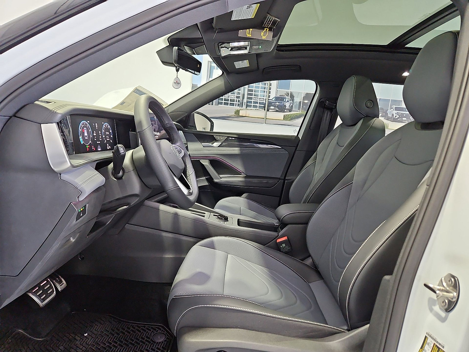 New 2026 Volkswagen Tiguan SE R-Line FWD image 17