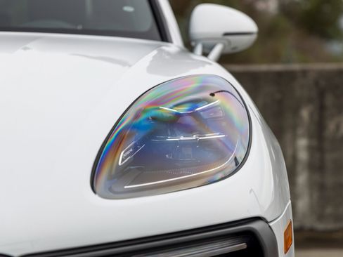 Certified 2025 Porsche Macan image 16