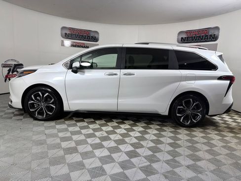 Used 2025 Toyota Sienna Platinum image 7