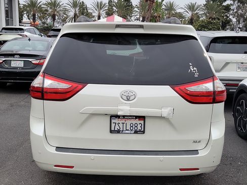 Used 2016 Toyota Sienna XLE w/ XLE Navigation Package FWD image 4