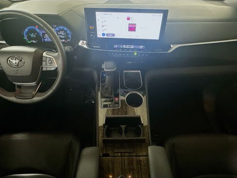 Used 2025 Toyota Sienna Limited FWD image 27