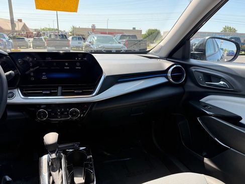 Used 2025 Chevrolet Trax LT FWD image 13