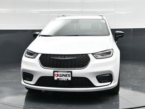 New 2026 Chrysler Pacifica Select w/ S Appearance Package image 2