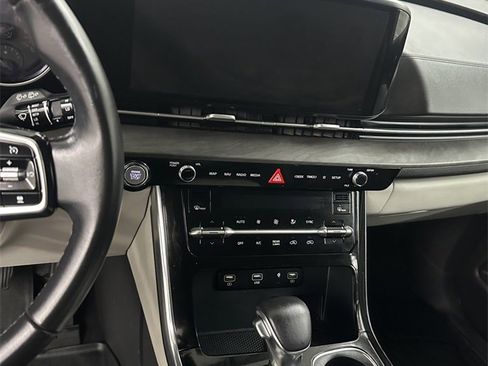 Used 2022 Kia Carnival EX image 16
